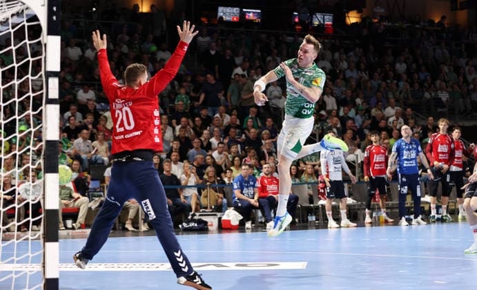 Lasse Andersson erzielt ein Tor gegen Torwart Kevin Moeller Zweikampf Spielszene Aktion Handball HBL Bundesliga Herren 34. Spieltag Saison 2025 2026 07.06.2026 Füchse Berlin vs SG Flensburg Handewitt