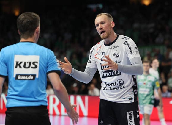 GER HBL Saison 2025 2026 FÜCHSE Berlin vs SG Flensburg-Handewitt, 07.06.26, Max-Schmeling-Halle, Berlin, Simon PYTLICK (SG Flensburg-Handewitt 2) in Diskussion mit dem Schiedsrichter