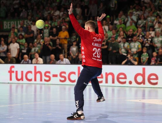 GER HBL Saison 2025 2026 FÜCHSE Berlin vs SG Flensburg-Handewitt, 07.06.26, Max-Schmeling-Halle, Berlin, Kevin MOELLER (SG Flensburg-Handewitt 20) sieht das Spielgerät kommen; kann es allerdings nicht abwehren