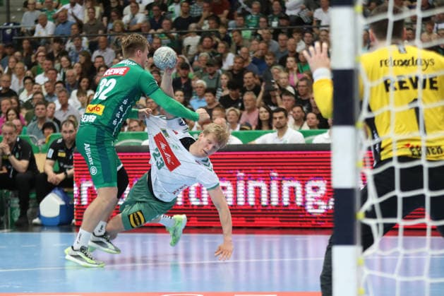 Handball DAIKIN HBL, SC DHfK Leipzig - GWD Minden; 07.06.2026 Franz Semper (32, SC DHfK Leipzig) stoppt Niclas Benedict Heitkamp (23, GWD Minden). Handball, DAIKIN HBL, 1. Bundesliga, Saison 2025 2026, 34. Spieltag: SC DHfK Leipzig vs. GWD Minden am 07.06.2026 in der Quarterback Immobilien Arena Leipzig.