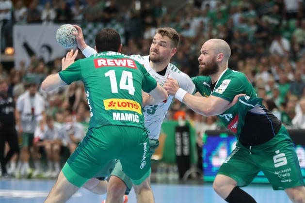 Handball DAIKIN HBL, SC DHfK Leipzig - GWD Minden; 07.06.2026 Ian Weber (13, GWD Minden) wird von Moritz Preuss (24, SC DHfK Leipzig) attackiert. Handball, DAIKIN HBL, 1. Bundesliga, Saison 2025 2026, 34. Spieltag: SC DHfK Leipzig vs. GWD Minden am 07.06.2026 in der Quarterback Immobilien Arena Leipzig.