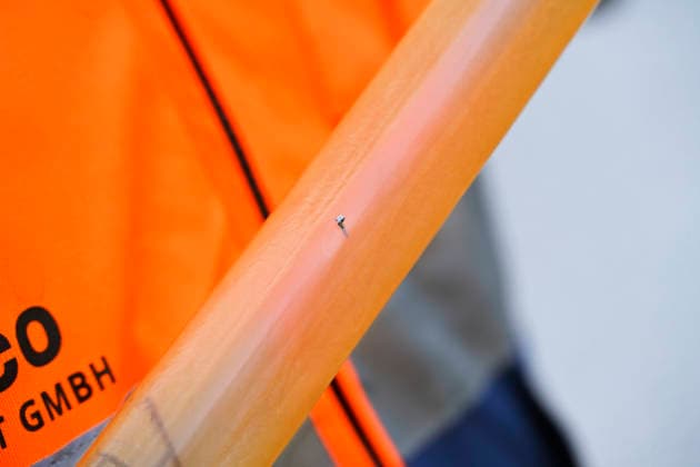 Metallsplitter in einem Fahrradschlauch: Beim Sportevent Ironman Hamburg kam es auf der Radstrecke zu zahlreichen Ausfällen, weil Metallsplitter von Unbekannten auf einer Straße in Kirchwerder ausgestreut wurden, Kirchwerder, Hamburg, Deutschland Hamburg-Kirchwerder Hamburg Deutschland ** NUR FÜR REDAKTIONELLE ZWECKE ** EDITORIAL USE ONLY **