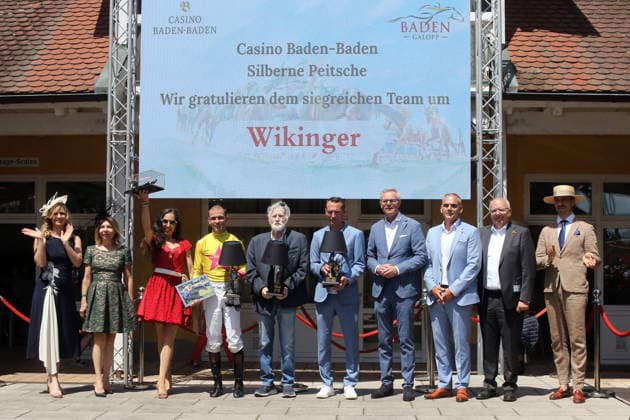 07.06.2026, Iffezheim, Baden-Wuerttemberg, GER - Siegerehrung: Wikinger mit Thore Hammer-Hansen gewinnt die Silberne Peitsche. Galopprennbahn Baden-Baden, Iffezheim. (Siegerehrung, Wikinger, Hammer-Hansen, Sieg) 260607B984IFFEZHEIM.JPG