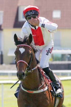 07.06.2026, Iffezheim, Baden-Wuerttemberg, GER - Alleno mit Sibylle Vogt nach dem Sieg im Grossen Preis von Tattersalls. Galopprennbahn Baden-Baden, Iffezheim. (Pferd, Jockey, Alleno, Vogt, Sieg) 260607B989IFFEZHEIM.JPG