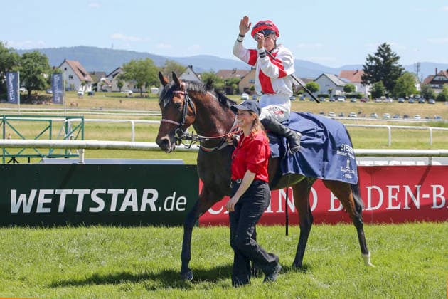 07.06.2026, Iffezheim, Baden-Wuerttemberg, GER - Alleno mit Sibylle Vogt nach dem Sieg im Grossen Preis von Tattersalls. Galopprennbahn Baden-Baden, Iffezheim. (Pferd, Jockey, Alleno, Vogt, Sieg) 260607B992IFFEZHEIM.JPG
