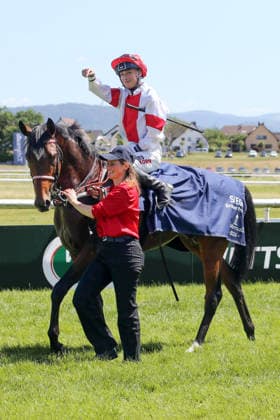 07.06.2026, Iffezheim, Baden-Wuerttemberg, GER - Alleno mit Sibylle Vogt nach dem Sieg im Grossen Preis von Tattersalls. Galopprennbahn Baden-Baden, Iffezheim. (Pferd, Jockey, Alleno, Vogt, Sieg) 260607B993IFFEZHEIM.JPG
