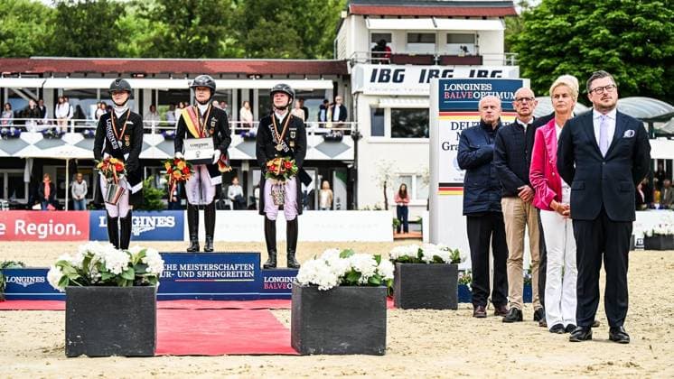 Balve Optimum am Sonntag 7. Juni ** NUR FÜR REDAKTIONELLE ZWECKE ** EDITORIAL USE ONLY **<p>Siegerehrung bei den Deutschen Meisterschaften Dressur Grand Prix Kür 2026 am Sonntag, 7. Juni 2026 in Balve Optimum in Balve. . Copyright: SvenjaxHanusch