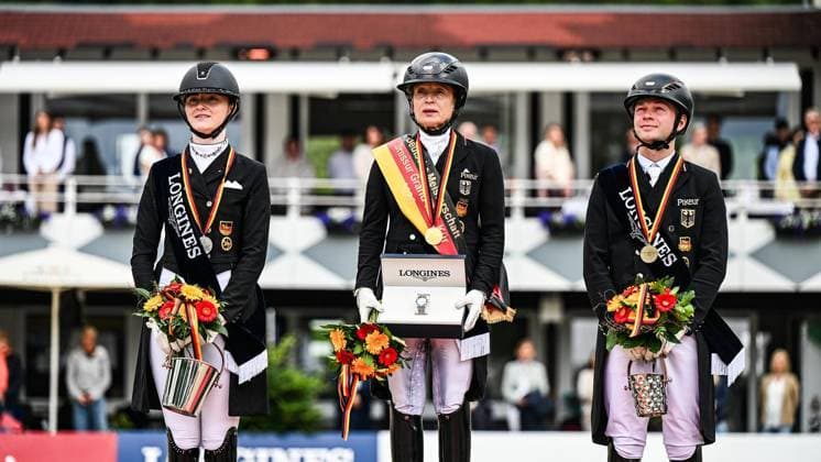 Balve Optimum am Sonntag 7. Juni ** NUR FÜR REDAKTIONELLE ZWECKE ** EDITORIAL USE ONLY **<p>Siegerehrung bei den Deutschen Meisterschaften Dressur Grand Prix Kür 2026 am Sonntag, 7. Juni 2026 in Balve Optimum in Balve. . Copyright: SvenjaxHanusch