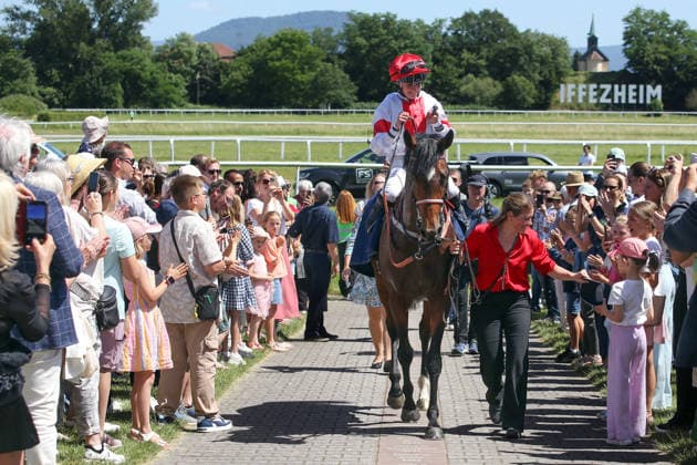 07.06.2026, Iffezheim, Baden-Wuerttemberg, GER - Alleno mit Sibylle Vogt nach dem Sieg im Grossen Preis von Tattersalls bei der Via Triumphalis auf dem Walk of Fame. Galopprennbahn Baden-Baden, Iffezheim. (Pferd, Jockey, Alleno, Vogt, Sieg) 260607B994IFFEZHEIM.JPG