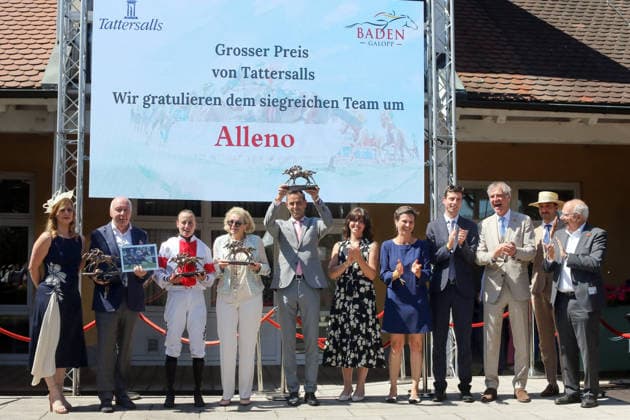 07.06.2026, Iffezheim, Baden-Wuerttemberg, GER - Siegerehrung: Alleno mit Sibylle Vogt gewinnt den Grossen Preis von Tattersalls. Galopprennbahn Baden-Baden, Iffezheim. (Siegerehrung, Alleno, Vogt, Sieg) 260607B999IFFEZHEIM.JPG