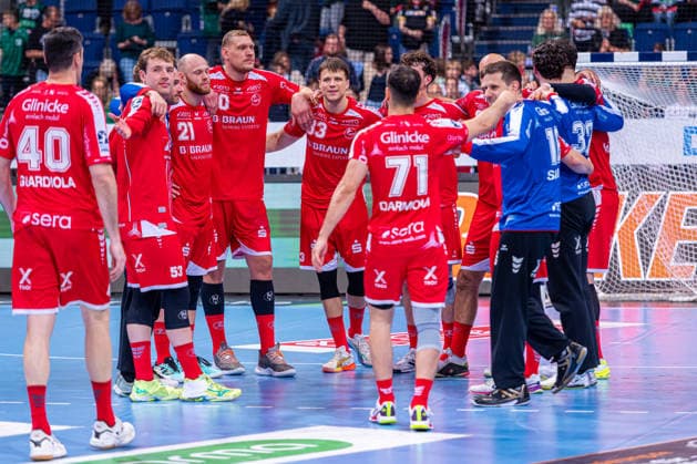 Dainis KriÅ¡topÄns (MT Melsungen, Nr. 10) Aaron Mensing (MT Melsungen, Nr. 33) (v.l.), TSV Hannover-Burgdorf (grün) gegen MT Melsungen (rot) am 34. Spieltag der Saison 2025 2026 in der DAIKIN Handball-Bundesliga (07.06.2026, ZAG Arena (Hannover, GER),