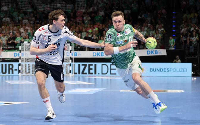 Niclas Kirkeloekke, Lasse Andersson am Ball Zweikampf Spielszene Aktion Handball HBL Bundesliga Herren 34. Spieltag Saison 2025 2026 07.06.2026 Füchse Berlin vs SG Flensburg Handewitt