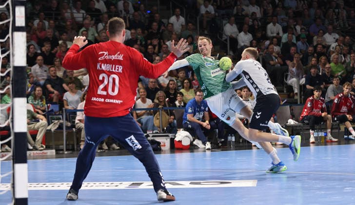Mathias Gidsel erzielt ein Tor gegen Torwart Kevin Moeller, Simon Pytlick Zweikampf Spielszene Aktion Handball HBL Bundesliga Herren 34. Spieltag Saison 2025 2026 07.06.2026 Füchse Berlin vs SG Flensburg Handewitt
