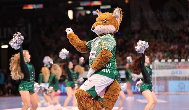 Füchse Maskottchen, dahinter Cheerleader Dance Deluxe Handball HBL Bundesliga Herren 34. Spieltag Saison 2025 2026 07.06.2026 Füchse Berlin vs SG Flensburg Handewitt