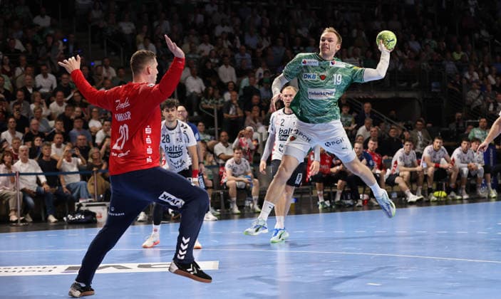Mathias Gidsel erzielt ein Tor gegen Torwart Kevin Moeller Zweikampf Spielszene Aktion Handball HBL Bundesliga Herren 34. Spieltag Saison 2025 2026 07.06.2026 Füchse Berlin vs SG Flensburg Handewitt
