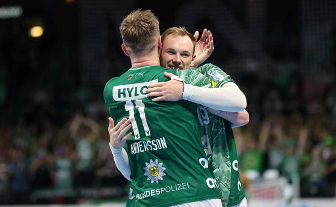 Lasse Andersson jubelt nach Siegtor und Spielende Sieg mit Mathias Gidsel Freude Emotion Jubel Handball HBL Bundesliga Herren 34. Spieltag Saison 2025 2026 07.06.2026 Füchse Berlin vs SG Flensburg Handewitt