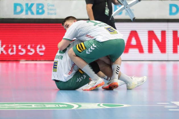 Handball DAIKIN HBL, SC DHfK Leipzig - GWD Minden; 07.06.2026 Ian Weber (13, GWD Minden) tröstet Tom Bergner (28, GWD Minden) nach der Niederlage und dem Abstieg. Handball, DAIKIN HBL, 1. Bundesliga, Saison 2025 2026, 34. Spieltag: SC DHfK Leipzig vs. GWD Minden am 07.06.2026 in der Quarterback Immobilien Arena Leipzig.