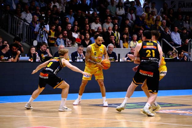 ProA Playoff Finale - Phoenix Hagen vs. Bozic Estriche Knights Kirchheim, Hagen, 07.06.2026, Ischelandhalle Hagen Marcus Henri Graves ( 0, Phoenix Hagen, PG) sucht einen Mitspieler; ProA Playoff Finale - Phoenix Hagen vs. Bozic Estriche Knights Kirchheim, Hagen, 07.06.2026, Ischelandhalle Hagen