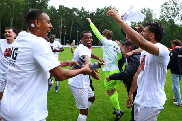 47 Jean Francois De Chatrie Doegl (Eimsbütteler TV) und seine Teamkollegen feiern den Aufstieg in die Regionalliga Nord. Fußball I Herren I Aufstiegsrunde zur Regionalliga Nord I Saison 2025-2026 I 3. Spiel I Eimsbütteler TV - Blumenthaler SV I 07.06.2026 I A-Platz Heeslingen