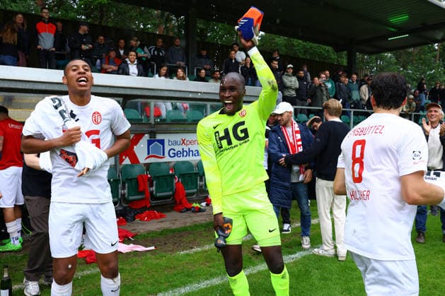 1 Nathanael Sallah (Eimsbütteler TV) und 10 Jon Pauli (Eimsbütteler TV) feiern den Regionalliga-Aufstieg. Fußball I Herren I Aufstiegsrunde zur Regionalliga Nord I Saison 2025-2026 I 3. Spiel I Eimsbütteler TV - Blumenthaler SV I 07.06.2026 I A-Platz Heeslingen