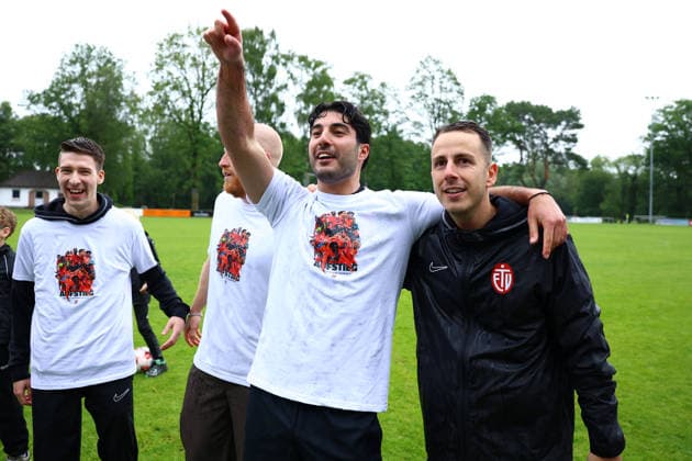 Cem Gürsoy (Co-Trainer, Eimsbütteler TV) und Can Timo Schultz (Trainer, Eimsbütteler TV) bejubeln den Aufstieg in die Regionalliga Nord. Fußball I Herren I Aufstiegsrunde zur Regionalliga Nord I Saison 2025-2026 I 3. Spiel I Eimsbütteler TV - Blumenthaler SV I 07.06.2026 I A-Platz Heeslingen