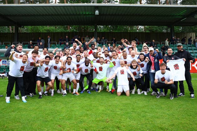 Der Eimsbütteler TV bejubelt den Aufstoeg in die Regionalliga Nord. Fußball I Herren I Aufstiegsrunde zur Regionalliga Nord I Saison 2025-2026 I 3. Spiel I Eimsbütteler TV - Blumenthaler SV I 07.06.2026 I A-Platz Heeslingen