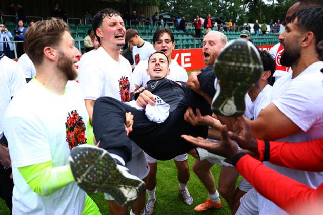 Can Timo Schultz (Trainer, Eimsbütteler TV) wurde von seinen Spielern durch duie Luft geworfen. Fußball I Herren I Aufstiegsrunde zur Regionalliga Nord I Saison 2025-2026 I 3. Spiel I Eimsbütteler TV - Blumenthaler SV I 07.06.2026 I A-Platz Heeslingen