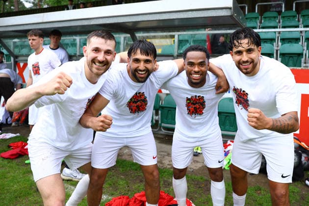 26 Leonard Mai (Eimsbütteler TV), 6 Bamo Karim (Eimsbütteler TV), 47 Jean Francois De Chatrie Doegl (Eimsbütteler TV) und 9 Dilan Karim (Eimsbütteler TV) bejubeln den Aufstieg in die Regionalliga Nord. Fußball I Herren I Aufstiegsrunde zur Regionalliga Nord I Saison 2025-2026 I 3. Spiel I Eimsbütteler TV - Blumenthaler SV I 07.06.2026 I A-Platz Heeslingen