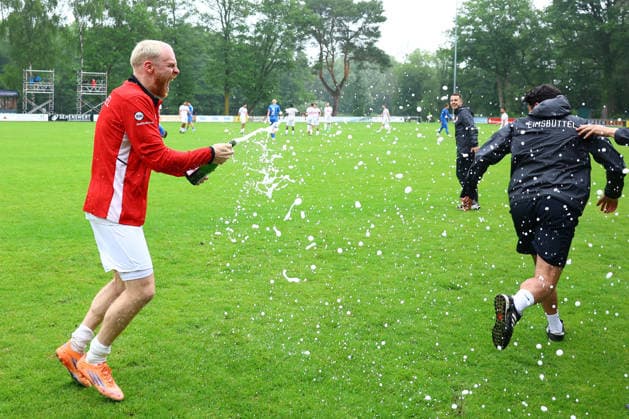 24 Juri Marxen (Eimsbütteler TV) bejubelte mit Abpfiff mit Sekt den Aufstieg in duie Regionalliga Nord. Fußball I Herren I Aufstiegsrunde zur Regionalliga Nord I Saison 2025-2026 I 3. Spiel I Eimsbütteler TV - Blumenthaler SV I 07.06.2026 I A-Platz Heeslingen