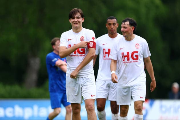 77 Tom Politz (Eimsbütteler TV) bejubelt seinen Treffer zum 5:0 und zeigt auf die Kapitänsbinde. Fußball I Herren I Aufstiegsrunde zur Regionalliga Nord I Saison 2025-2026 I 3. Spiel I Eimsbütteler TV - Blumenthaler SV I 07.06.2026 I A-Platz Heeslingen