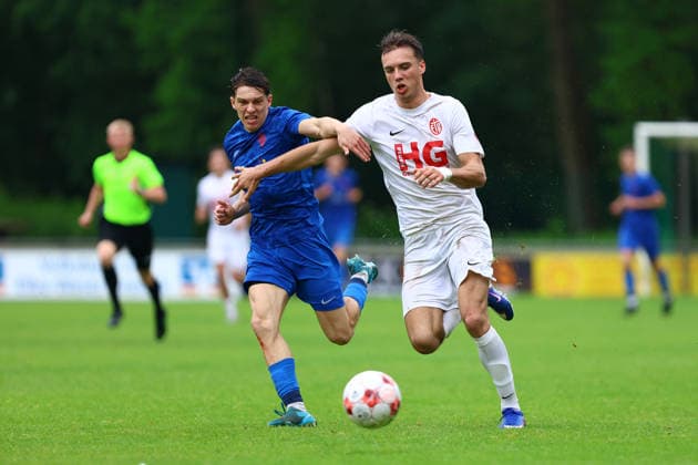 11 Toralf Hense (Eimsbütteler TV), 27 Hugo Weber (Blumenthaler SV) Fußball I Herren I Aufstiegsrunde zur Regionalliga Nord I Saison 2025-2026 I 3. Spiel I Eimsbütteler TV - Blumenthaler SV I 07.06.2026 I A-Platz Heeslingen