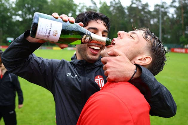 Cem Gürsoy (Co-Trainer, Eimsbütteler TV) gibt 18 Jonas Hinz (Eimsbütteler TV) etwas zu Trinken. Fußball I Herren I Aufstiegsrunde zur Regionalliga Nord I Saison 2025-2026 I 3. Spiel I Eimsbütteler TV - Blumenthaler SV I 07.06.2026 I A-Platz Heeslingen