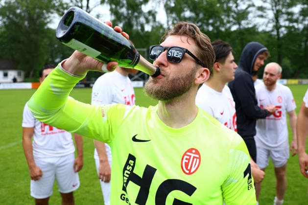 Joe Krohn (Eimsbütteler TV) feiert den Regionalliga-Aufstieg. Fußball I Herren I Aufstiegsrunde zur Regionalliga Nord I Saison 2025-2026 I 3. Spiel I Eimsbütteler TV - Blumenthaler SV I 07.06.2026 I A-Platz Heeslingen