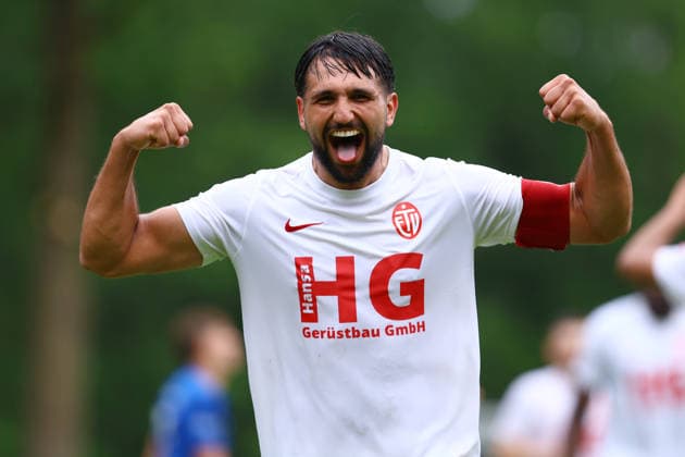 6 Bamo Karim (Eimsbütteler TV) bejubelt seinen Treffer zum 1:0. Fußball I Herren I Aufstiegsrunde zur Regionalliga Nord I Saison 2025-2026 I 3. Spiel I Eimsbütteler TV - Blumenthaler SV I 07.06.2026 I A-Platz Heeslingen
