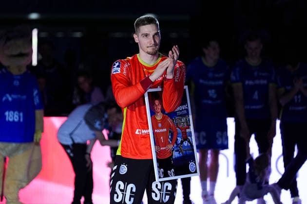 07.06.2026, xydrx, Handball, 1.HBL, VfL Gummersbach - Rhein-Neckar Löwen, Schwalbe-Arena: Dominik Kuzmanovic (VfL Gummersbach, 1) bei seiner Verabschiedung