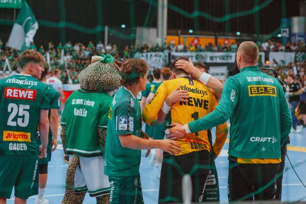 SC DHfK Leipzig team celebrates victory SC DHfK Leipzig - TSV GWD Minden. Bundesliga, Herren Handball, 25 26, GER, Leipzig, Quarterback Immobilien Arena, Round 34 Leipzig Quarterback Immobilien Arena Sachsen GER Copyright: xBillmanxDubex