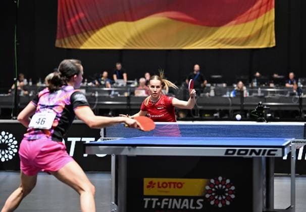 Titelverteidigerin Annett Kaufmann (SV DJK Kolbermoor) gewinnt zum dritten Mal in Folge den Einzeltitel bei den Deutschen Meisterschaften Titelverteidigerin Annett Kaufmann (SV DJK Kolbermoor) gewinnt zum dritten Mal in Folge den Einzeltitel bei den Deutschen Meisterschaften und bezwingt im Finale die zweimalige Meisterin Sabine Winter (TSV Dachau) und verdrückte nach dem Erfolg ein paar Freudentränen - Finaltag der Deutschen Meisterschaften der Damen und Herren am 7. Juni 2026 in der Messe Erfurt im Rahmen der 3. Deutschen Tischtennis-Finals in Erfurt. Erfurt Messe Erfurt Thüringen Deutschland