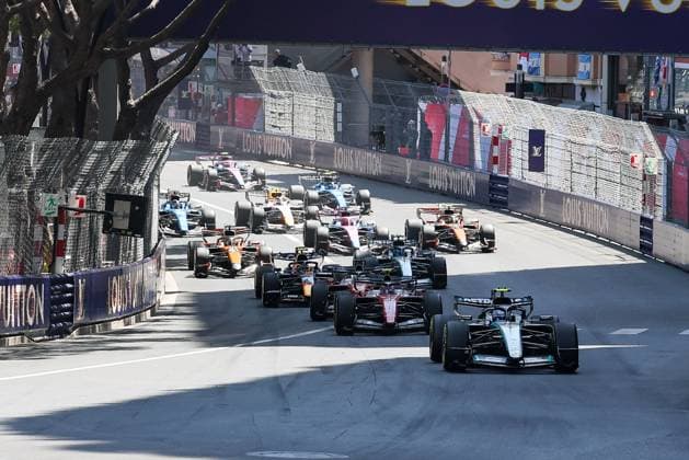 Start, Kimi Antonelli (Mercedes-AMG Petronas 12), Lewis Hamilton (Scuderia Ferrari HP 44), Charles Leclerc (Scuderia Ferrari HP 16), Rennen, Grosser Preis von Monaco, Motorsport, Herren, Formel 1, 07.06.2026 Monte Carlo Monaco MCO