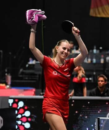 Titelverteidigerin Annett Kaufmann (SV DJK Kolbermoor) gewinnt zum dritten Mal in Folge den Einzeltitel bei den Deutschen Meisterschaften Titelverteidigerin Annett Kaufmann (SV DJK Kolbermoor) gewinnt zum dritten Mal in Folge den Einzeltitel bei den Deutschen Meisterschaften und bezwingt im Finale die zweimalige Meisterin Sabine Winter (TSV Dachau) und verdrückte nach dem Erfolg ein paar Freudentränen - Finaltag der Deutschen Meisterschaften der Damen und Herren am 7. Juni 2026 in der Messe Erfurt im Rahmen der 3. Deutschen Tischtennis-Finals in Erfurt. Erfurt Messe Erfurt Thüringen Deutschland