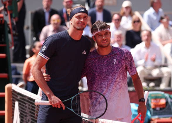 L-R. Alexander Zverev (GER) und Flavio Cobolli (ITA) posen am Netz fuer ein Foto, Herren Einzel, Men s Singles, Endspiel, Final Tennis - French Open 2026 - Roland Garros - Paris - - France - 7 June 2026.