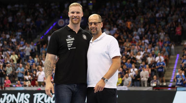 Stuttgart , Handball TVB Stuttgart VS HC Erlangen, v.l. Jonas Truchanovicius und Jürgen Schweikardt (Geschäftsführer TVB)