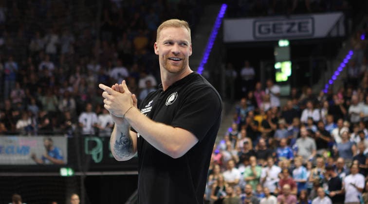 Stuttgart , Handball TVB Stuttgart VS HC Erlangen, Jonas Truchanovicius (TVB) wird verabschiedet