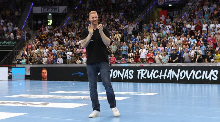 Stuttgart , Handball TVB Stuttgart VS HC Erlangen, Jonas Truchanovicius (TVB) wird verabschiedet
