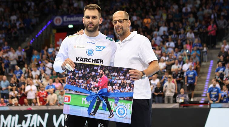 Stuttgart , Handball TVB Stuttgart VS HC Erlangen, Verabschiedung, v.l. Miljan Vujovic und Jürgen Schweikardt (Geschäftsführer TVB)
