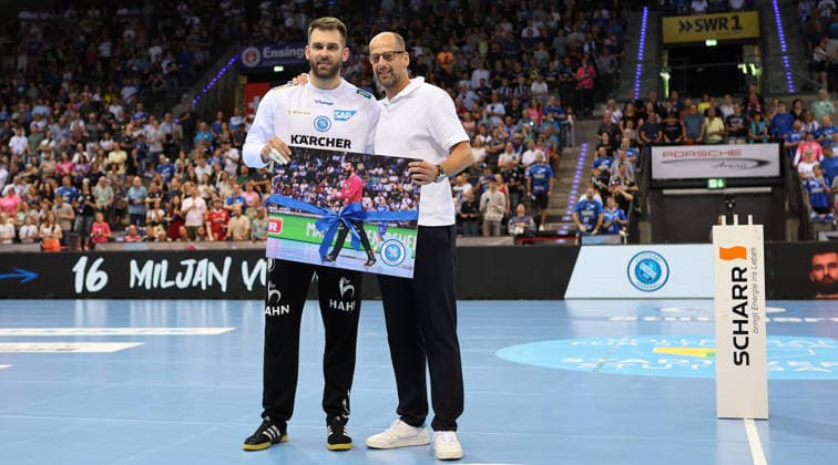Stuttgart , Handball TVB Stuttgart VS HC Erlangen, Verabschiedung, v.l. Miljan Vujovic und Jürgen Schweikardt (Geschäftsführer TVB)