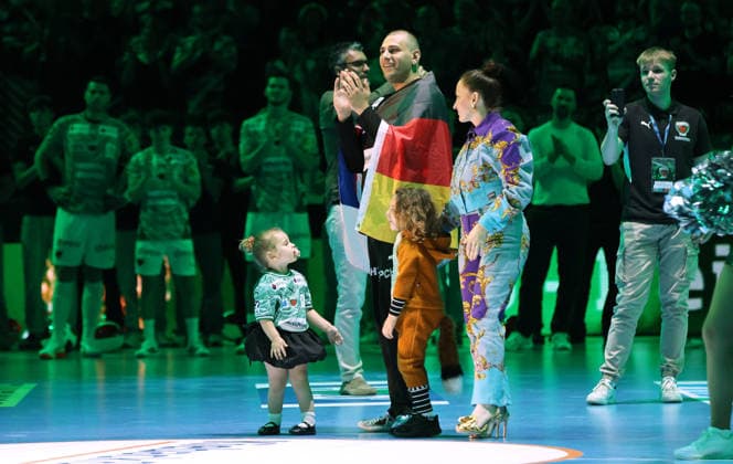 Torwart Dejan Milosavljev wird verabschiedet mit Frau und Kindern Handball HBL Bundesliga Herren 34. Spieltag Saison 2025 2026 07.06.2026 Füchse Berlin vs SG Flensburg Handewitt
