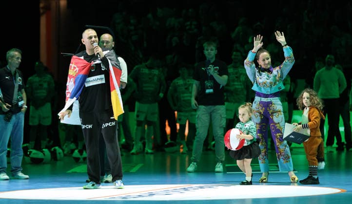 Torwart Dejan Milosavljev wird verabschiedet mit Frau und Kindern Handball HBL Bundesliga Herren 34. Spieltag Saison 2025 2026 07.06.2026 Füchse Berlin vs SG Flensburg Handewitt