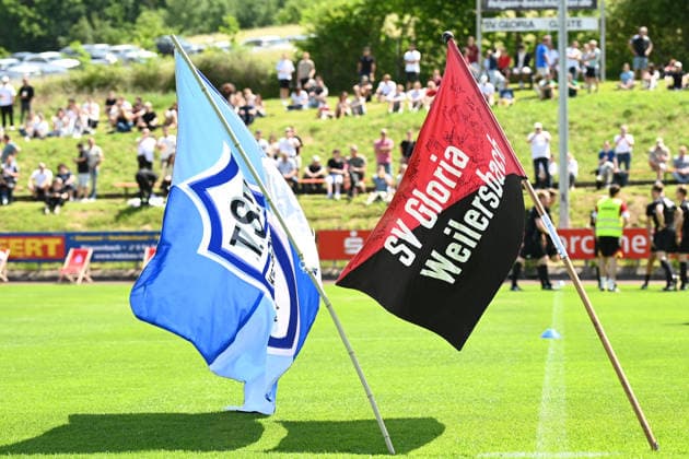 07.06.2026 - Fussball - Saison 2025 2026 - Testspiel Freundschaftsspiel Vorbereitungsspiel : SV Gloria Weilersbach - TSV Germania Kirchehrenbach - LuPf - xluxpfx - Fahnen Wappen Logo Emblem