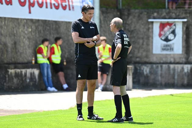 07.06.2026 - Fussball - Saison 2025 2026 - Testspiel Freundschaftsspiel Vorbereitungsspiel : SV Gloria Weilersbach - TSV Germania Kirchehrenbach - LuPf - xluxpfx - Deniz Aytekin ( Schiedsrichter ) und Hans Rößlein Roesslein ( Assistent ) (von links)