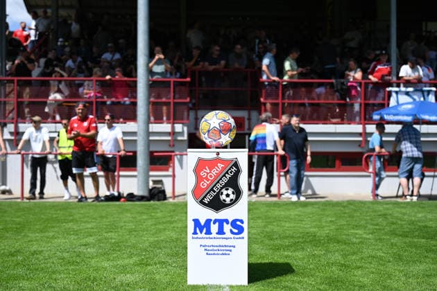 07.06.2026 - Fussball - Saison 2025 2026 - Testspiel Freundschaftsspiel Vorbereitungsspiel : SV Gloria Weilersbach - TSV Germania Kirchehrenbach - LuPf - xluxpfx - Wappen Logo Emblem Spielball Ball SV Weilersbach